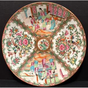 China Large Porcelain Dish In Canton Enamels, Late 19th Century