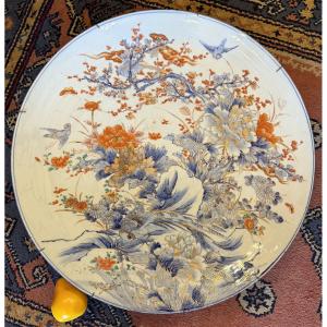 Very Large Imari Porcelain Dish From The Arita Kilns In Japan, Meiji Period, Late 19th Century, ø 63 Cm