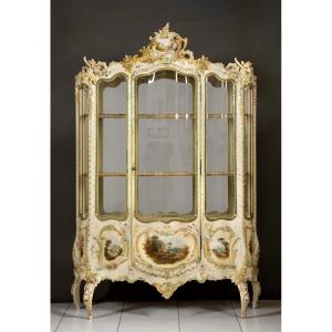 Curved Display Case Opening With One Door.