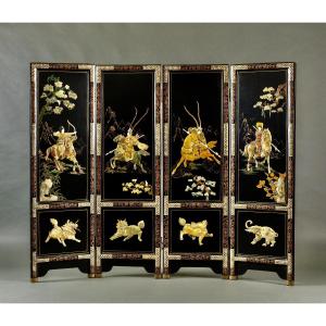 Asian Screen In Black Lacquer, Mother-of-pearl Inlays, Scenes Of Horsemen In Relief – 20th Century 