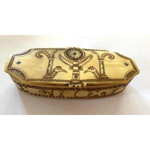 19th Century Horn Snuffbox. Engraved Decoration Of Flowers And Roosters. Folk Art 1891.