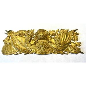 Ornamental Plaque In 19th Gilt Bronze. Trophies And Military Attributes Surrounding Apollo.