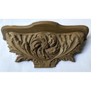 Carved Wood Wall Console/ Sellette, 19th Century. Acanthus Leaves And Central Monogram R.