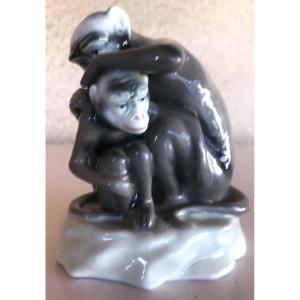 Singes S'épouillant Sujet En Porcelaine De Vienne 