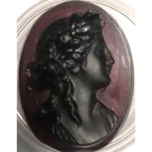 Camée  en verre Profil Féminin Couleur Améthyste 