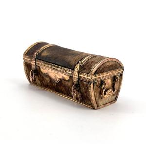 Antique Snuff Box / Snuff Box In Gilded Brass Depicting A Trunk, 18th Century