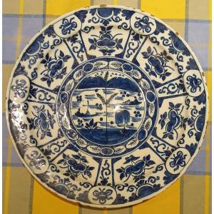 Delft, Early 18th Century. Dish With A Central Boss And Foot.