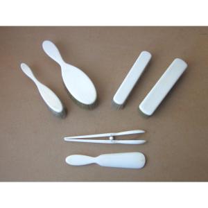 Ivory Toiletry Set With 4 Brushes, A Shoehorn And A Glove Clip, Circa 1920.
