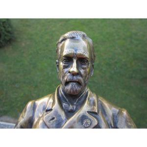 Beautiful Small Bronze Bust From The Late 19th Or Early 20th Century Representing Louis Pasteur, A Doctor And Medicine Practitioner.