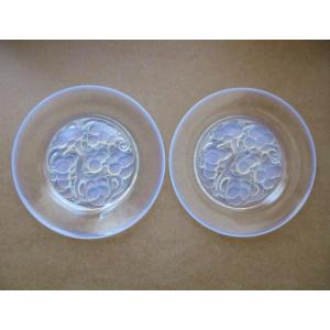 René Lalique, 2 Art Deco Plates In Opalescent Glass, Model Marienthal Aux Raisins 1927.