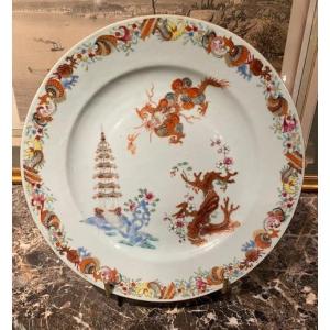 Famille Rose Porcelain Plate XVIIIᵉ - Compagnie Des Indes, Dragon And Pagoda