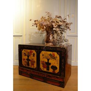 Lacquered Wooden Chest. China. Nineteenth Century.