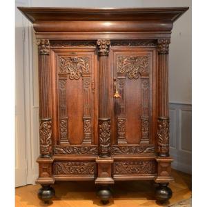 Remarkable Flemish Wardrobe. Seventeenth Century.