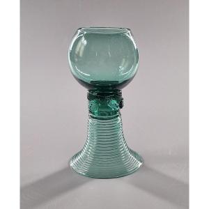 Römer Wine Glass In Green-tinted Blown Glass - Netherlands Or Germany, 19th Century