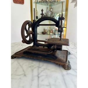 Small Hand-cranked Cast Iron Sewing Machine