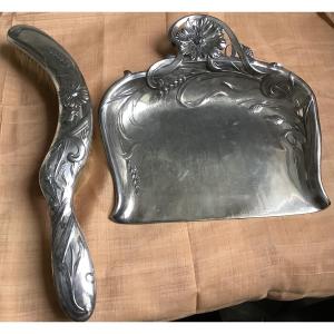 A Mẽtal Silver-plated Crumb Nècessaire Decorated With Flowers And Acanthus Leaves Gallia