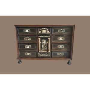 An 18th-century Italian Cabinet With Secrets…