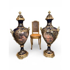 Sèvres - 120 Cm -  Pair Of "bleu De Four" Porcelain Vases With Gallantry Decoration - Dlg