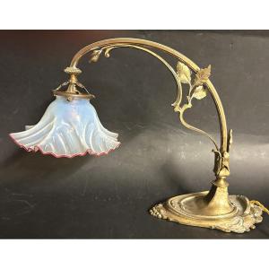 Art Nouveau 1900 Lamp In Bronze And Opalescent Scalloped Glass