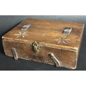 Rare 19th Century Queyras Satchel In Pine Engraved With Rosettes And Fl Art Populaire Alpes