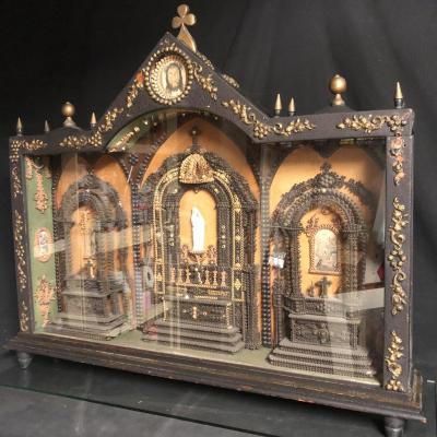 Important Paperolle XIXth 84 X74 Cm In Display Case In The Form Of 3 Chapels Reliquary Religion