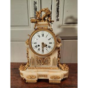 Louis XVI Style Clock In Gilt Bronze And Onyx From The 19th Century.