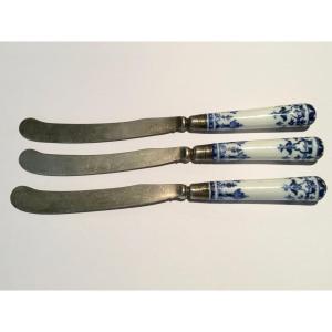 3 Knives In Soft Porcelain From Saint-cloud, Eighteenth Century, Silver Blades.