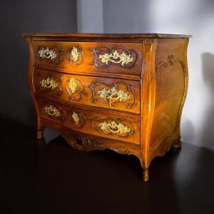 Louis XV Provençal Chest Of Drawers In Walnut. 18th Century. 