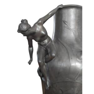 Iris Vase. Art Nouveau Pewter. Frédéric Brou (1862-1925) Siot-decauville. Circa 1895. H 70 Cm.