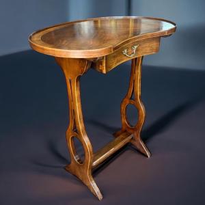 Kidney-shaped Walnut Side Table, Art Nouveau Period – Circa 1900
