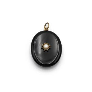 Onyx Medallion Adorned With A Pearl, Turn Of The 19th And 20th Centuries.