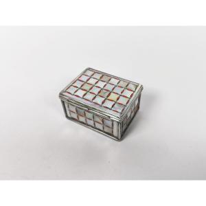 18th Century Snuffbox, Cage Mount In Solid Silver, Mother-of-pearl And Coral Composition.