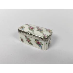 Mennecy: Soft-paste Porcelain Snuffbox Decorated With Flowers And Silver. 18th Century, Louis XV Period
