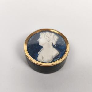 De Gault (dlg): Small Box Adorned With A Miniature Portrait In Bluework, Encircled In Gold. 18th Century