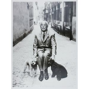 Stefan Moses (1928 - 2018), Consul Schickedanz With His Miniature Poodles, 1965