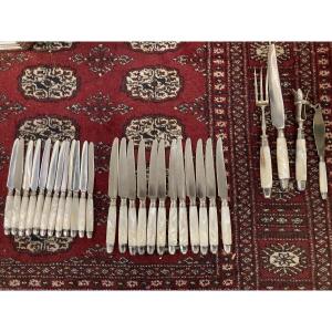 Set Of Mother-of-pearl Knives With Silver Ferrules In Perfect Condition