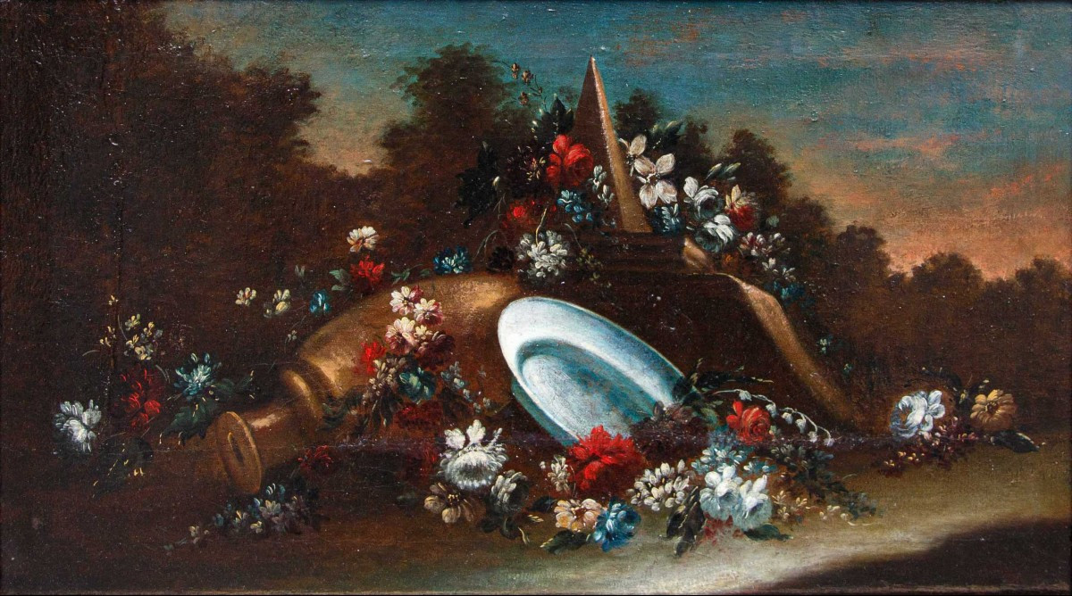 Natura morta con fiori, vasellame e architetture sullo sfondo