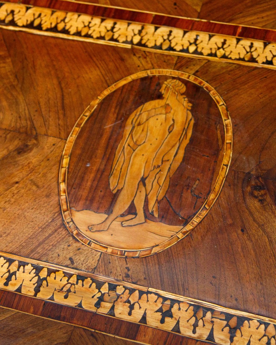 XVIII secolo, Comodino con figure mitologiche-photo-1