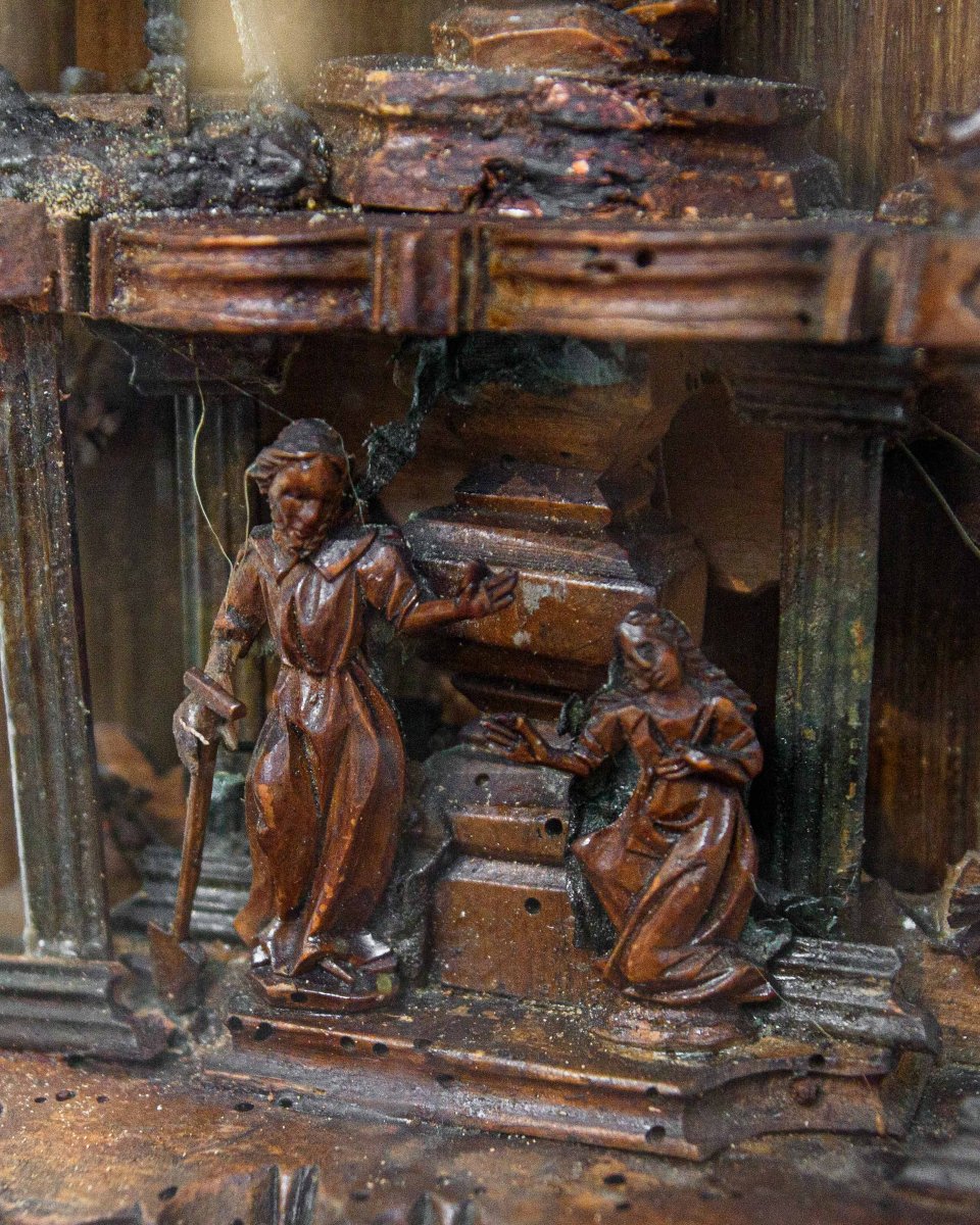 Scultore d’oltralpe del XVII secolo, Rilievo ligneo con Crocifissione e Noli me tangere-photo-2