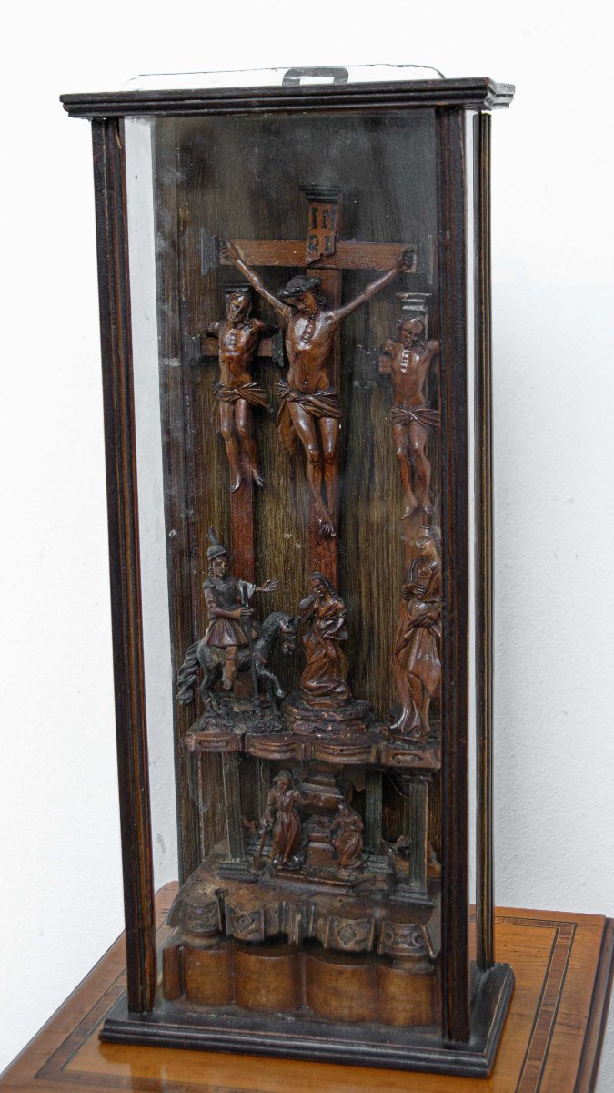 Scultore d’oltralpe del XVII secolo, Rilievo ligneo con Crocifissione e Noli me tangere-photo-3