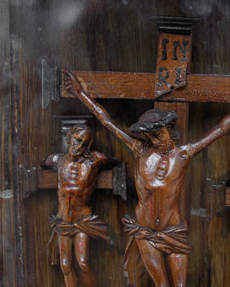 Scultore d’oltralpe del XVII secolo, Rilievo ligneo con Crocifissione e Noli me tangere-photo-4