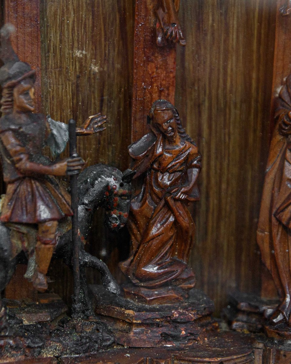 Scultore d’oltralpe del XVII secolo, Rilievo ligneo con Crocifissione e Noli me tangere-photo-2