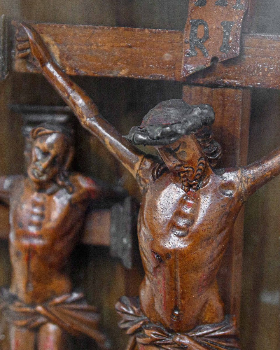 Scultore d’oltralpe del XVII secolo, Rilievo ligneo con Crocifissione e Noli me tangere-photo-3