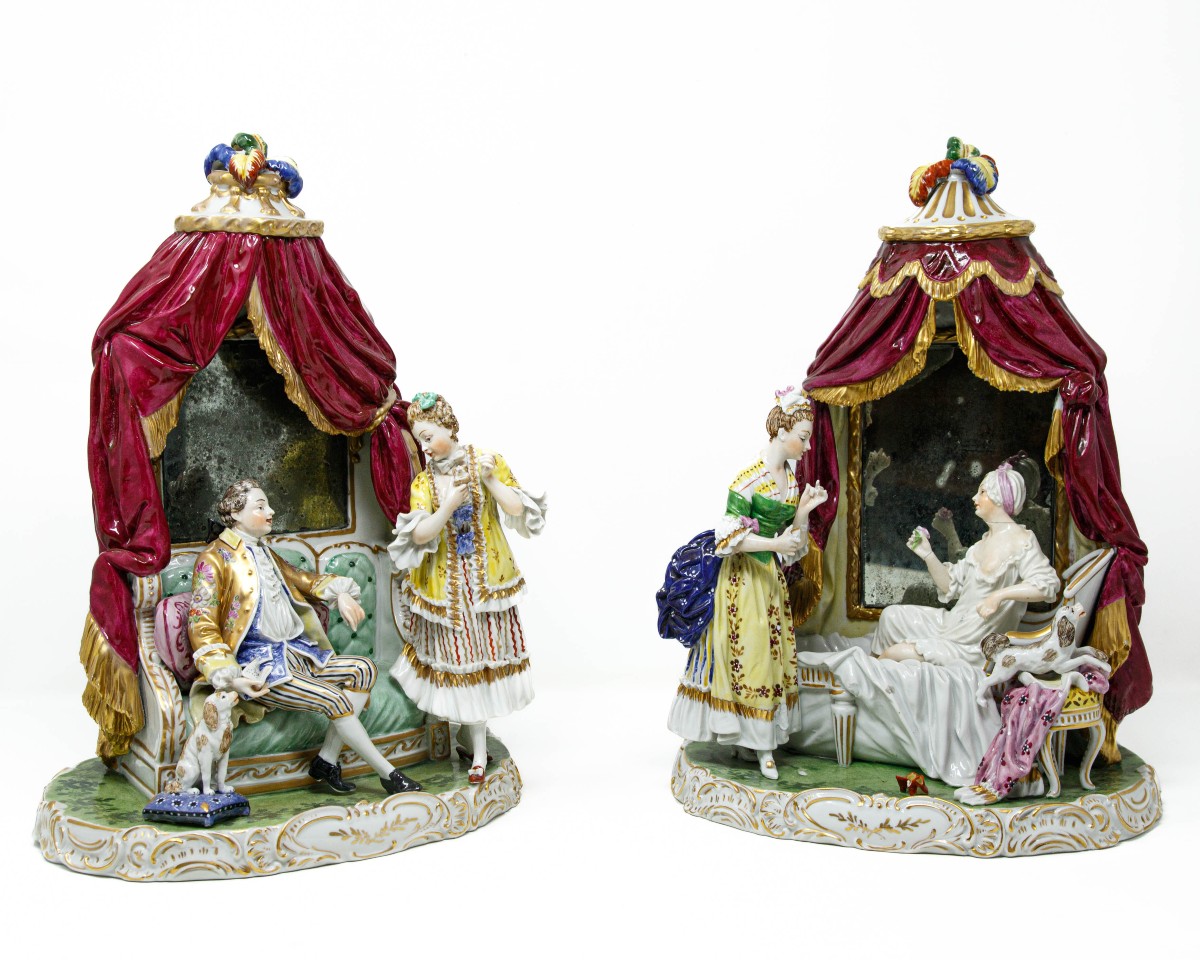 Manifattura di Dresda, XIX secolo, Coppia di scene domestiche con specchio e baldacchino