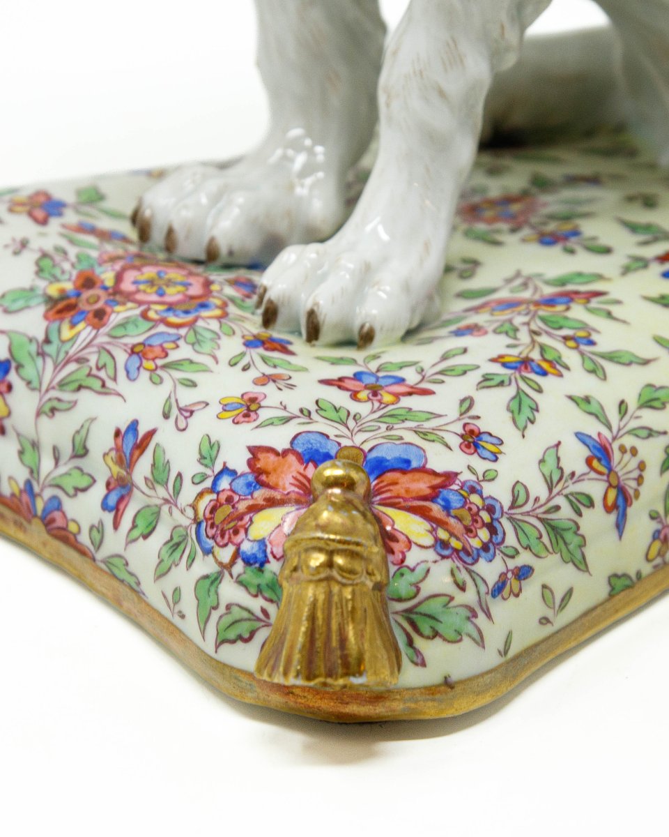 Porcellana di Meissen, seconda metà del XVIII secolo, Cucciolo di Bolognese su un cuscino-photo-1