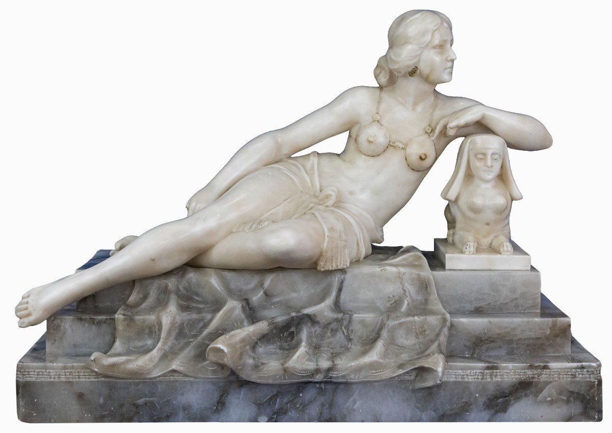 Femme allongée au sphinx, sculpture en albâtre, XXe siècle
