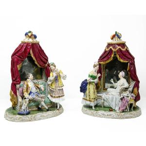 Manifattura di Dresda, XIX secolo, Coppia di scene domestiche con specchio e baldacchino