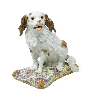 Porcellana di Meissen, seconda metà del XVIII secolo, Cucciolo di Bolognese su un cuscino
