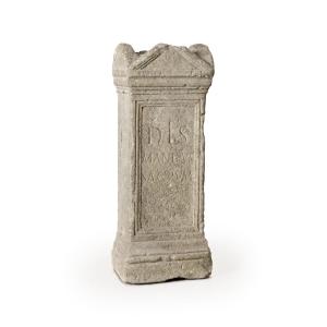Funerary Altar/stele With A Pediment, Engraved - White Marble - Roman Era
