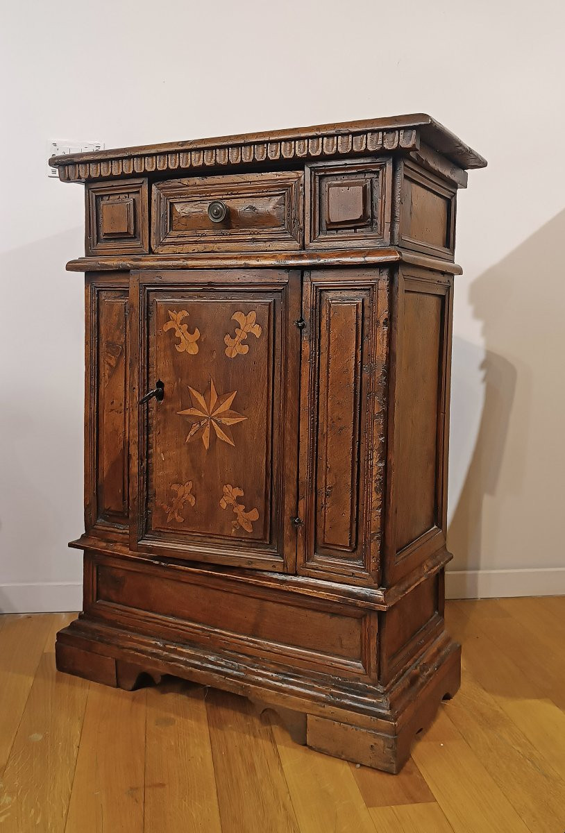 PICCOLA CREDENZA IN NOCE CON INTARSI SECONDA META’ XVI SECOLO -photo-3